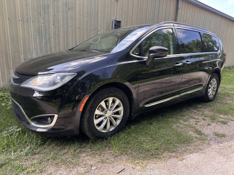 2017 Chrysler Pacifica Touring-L's photo