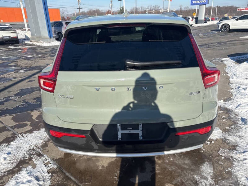 2025 Volvo XC40 B5 Plus Bright Theme