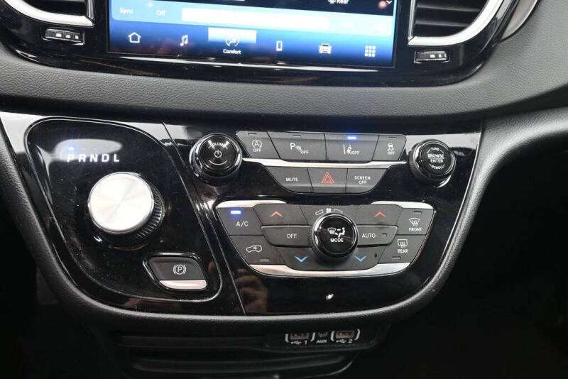2025 Chrysler Pacifica Select