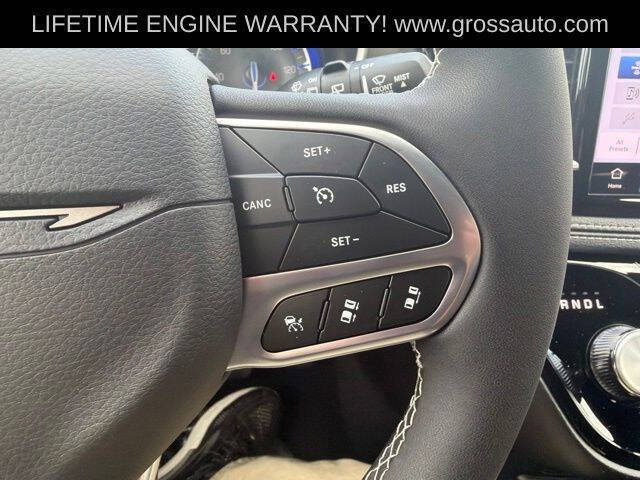 2027 Chrysler Pacifica Select