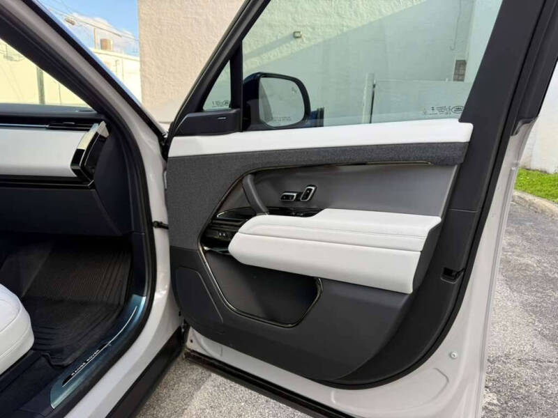 2025 Land Rover Range Rover Sport P360 SE