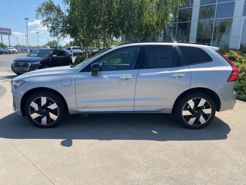 2025 Volvo XC60 T8 Plus Dark Theme