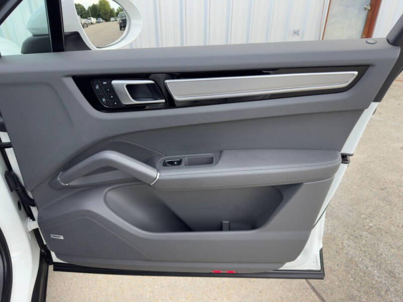 2023 Porsche Cayenne E-Hybrid Coupe