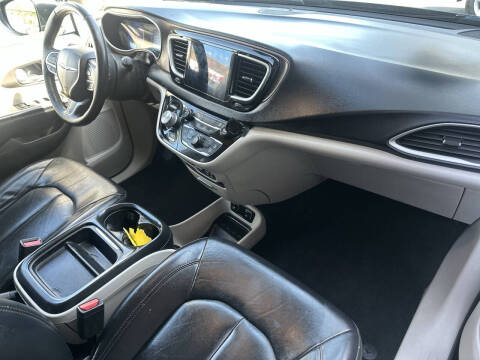 2017 Chrysler Pacifica Touring-L