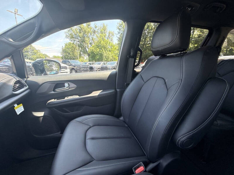 2027 Chrysler Pacifica Select