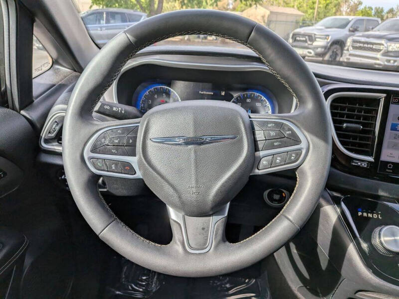 2025 Chrysler Pacifica Select