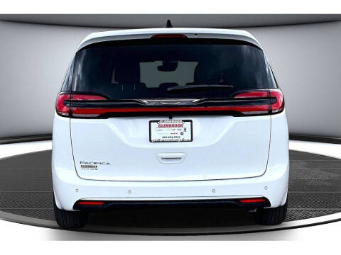 2027 Chrysler Pacifica Select