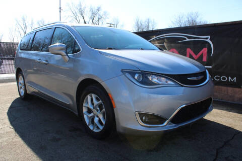 2017 Chrysler Pacifica Touring-L Plus