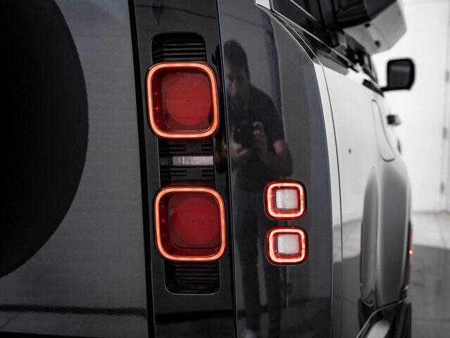 2024 Land Rover Defender 130 P400 Outbound