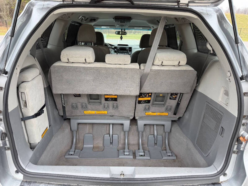 2011 Toyota Sienna LE 8-Passenger