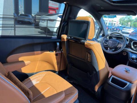 2023 Chrysler Pacifica Plug-In Hybrid Pinnacle