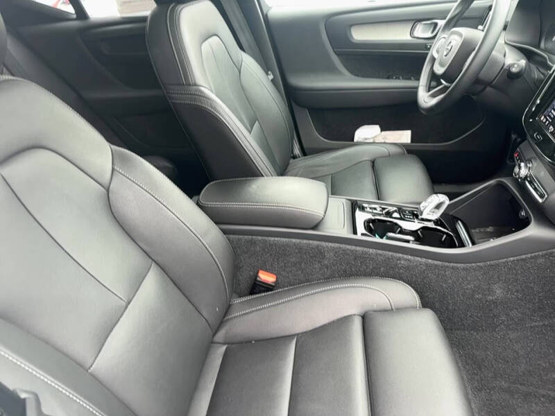 2024 Volvo XC40 B5 Plus Dark Theme