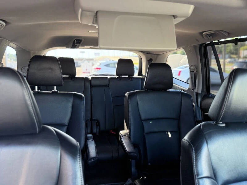 2019 Honda Pilot Touring w/Rear Captain's Chairs