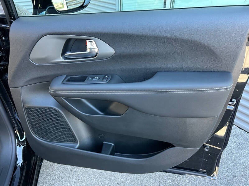 2025 Chrysler Voyager LX