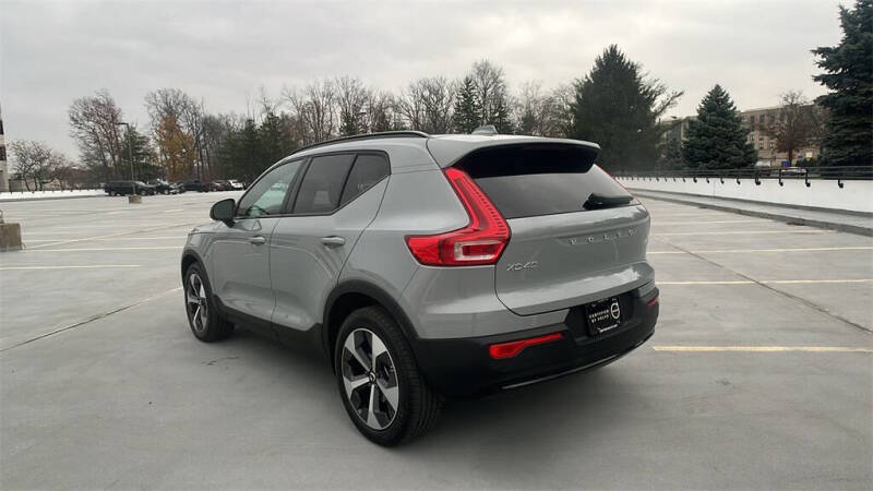 2025 Volvo XC40 B5 Plus Dark Theme