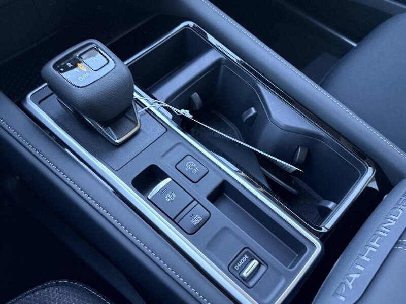 2025 Nissan Pathfinder SV