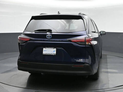 2022 Toyota Sienna LE 8-Passenger