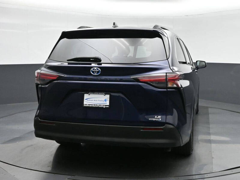 2022 Toyota Sienna LE 8-Passenger