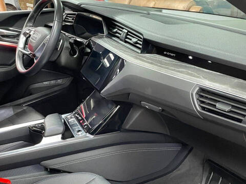 2022 Audi e-tron quattro Premium Plus