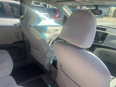 2011 Toyota Sienna LE 8-Passenger