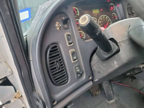 2004 Freightliner M2 106