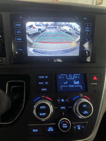 2015 Toyota Sienna LE 7-Passenger Auto Access Seat