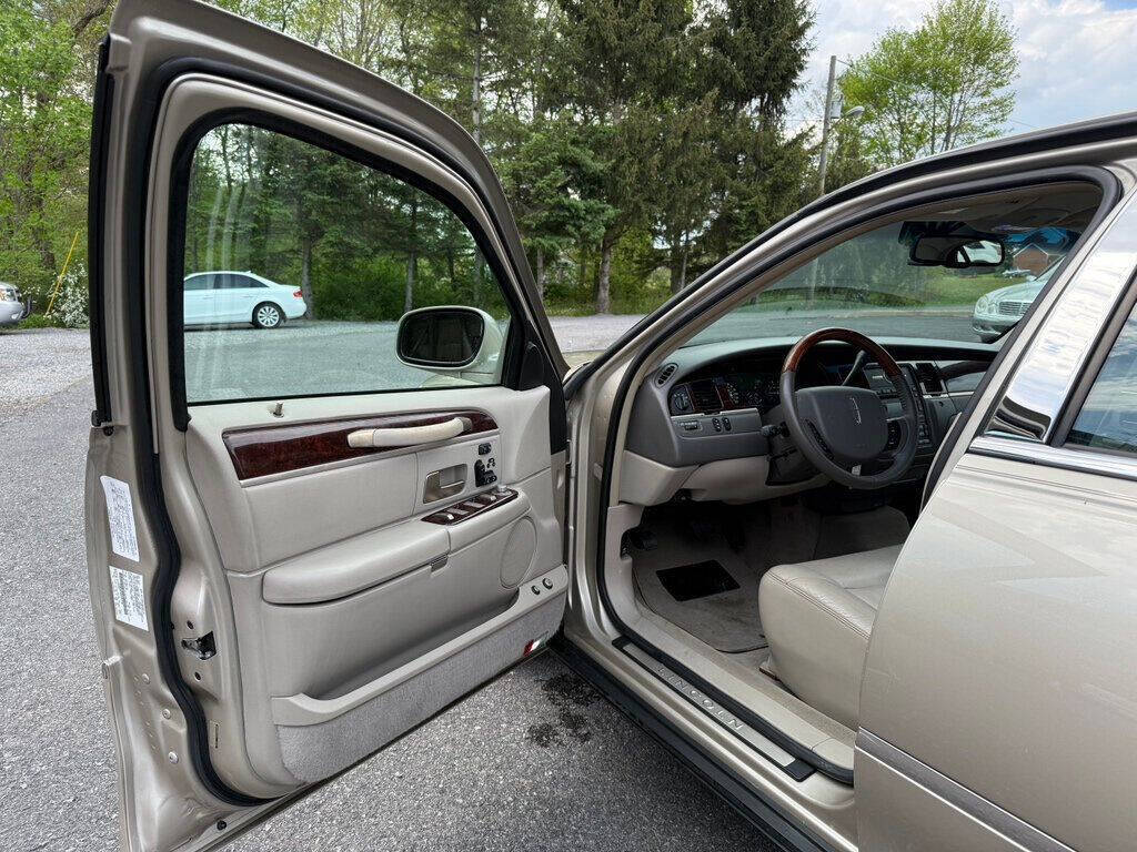 2010 Lincoln Town Car 14