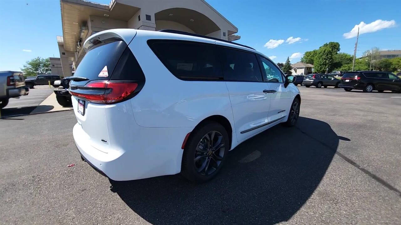 2024 Chrysler Pacifica for sale at Victoria Auto Sales in Victoria, MN