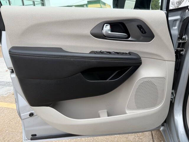 2024 Chrysler Pacifica Touring L