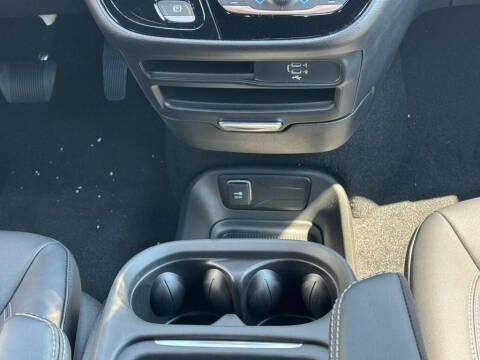 2027 Chrysler Pacifica Select