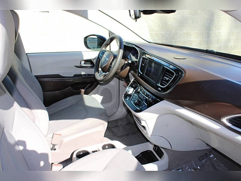 2021 Chrysler Voyager LX