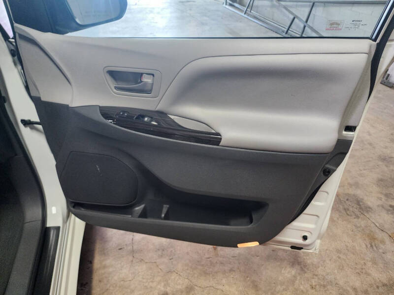 2017 Toyota Sienna XLE 8-Passenger