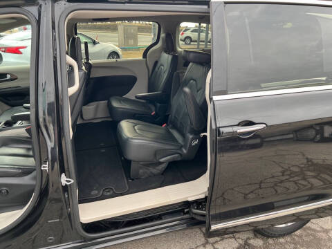 2017 Chrysler Pacifica Touring-L Plus