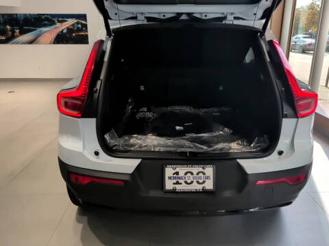 2025 Volvo XC40 B5 Plus Dark Theme
