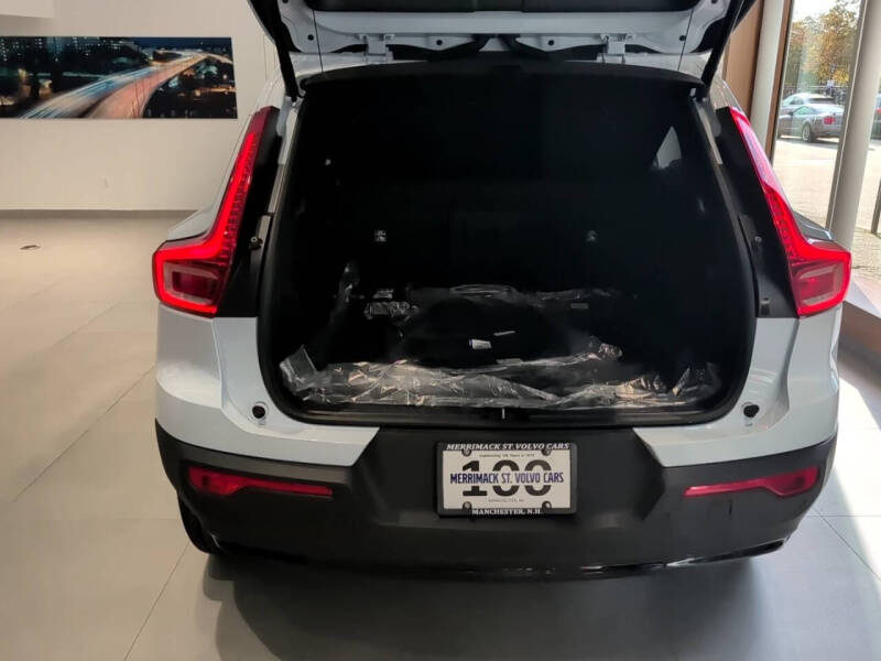 2025 Volvo XC40 B5 Plus Dark Theme