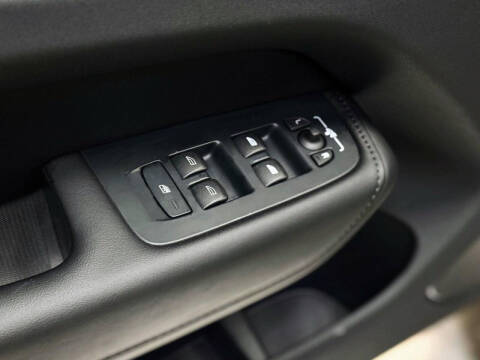 2025 Volvo XC60 B5 Core Dark Theme