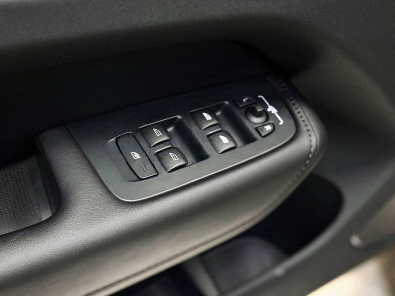 2025 Volvo XC60 B5 Core Dark Theme