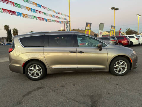 2017 Chrysler Pacifica Touring-L Plus
