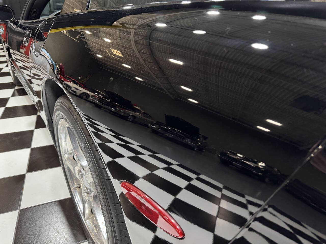 2004 Chevrolet Corvette 21