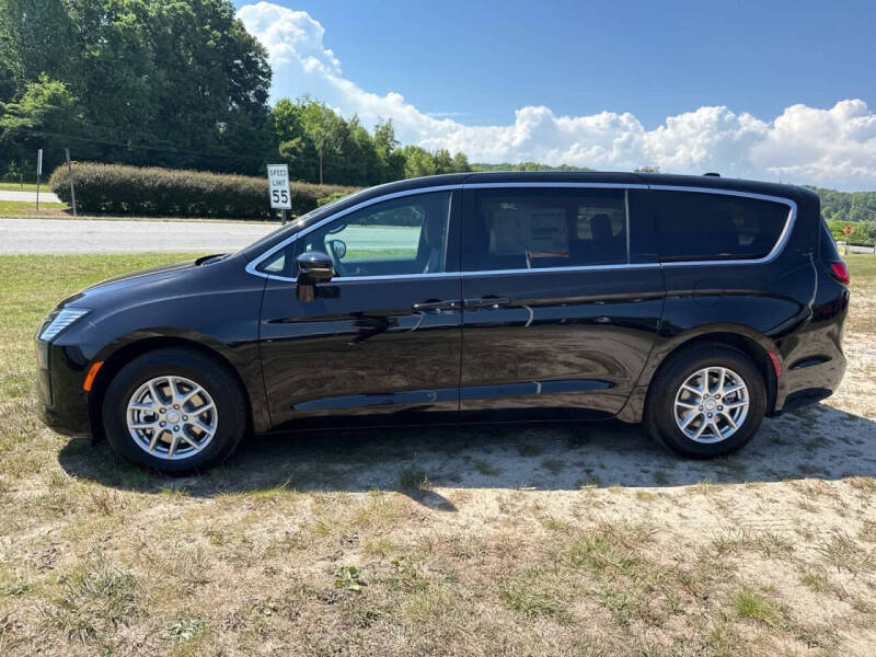 2027 Chrysler Pacifica Select