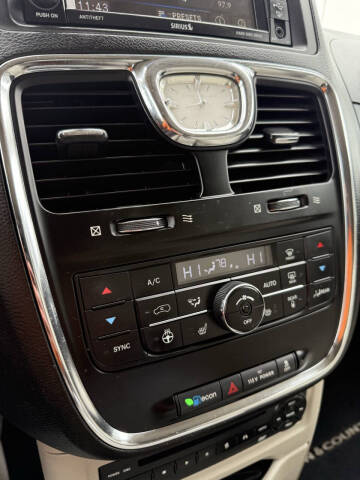 2013 Chrysler Town and Country Touring-L