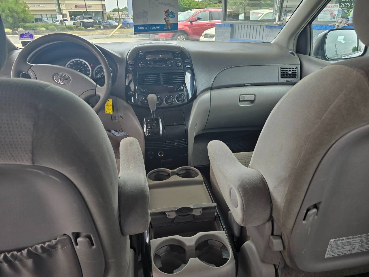 2005 Toyota Sienna for sale at QUEENSGATE AUTO SALES in York, PA