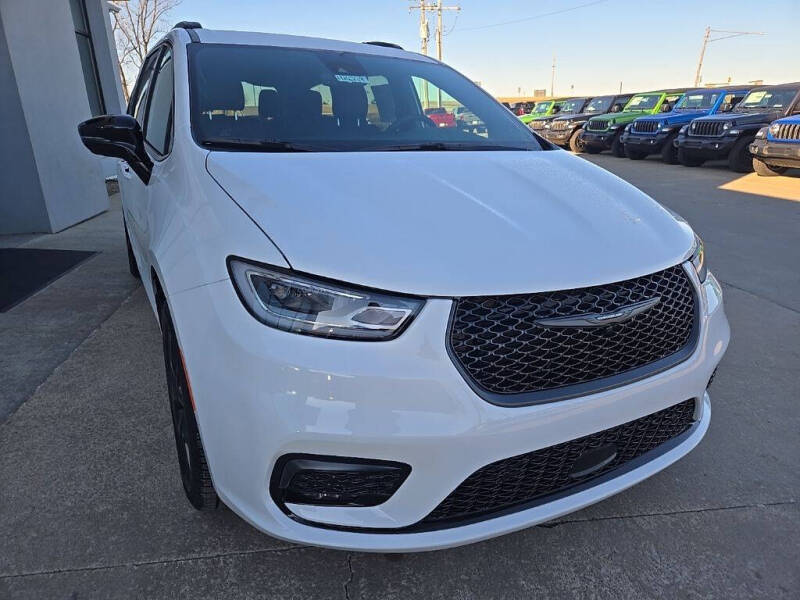 2026 Chrysler Pacifica Select
