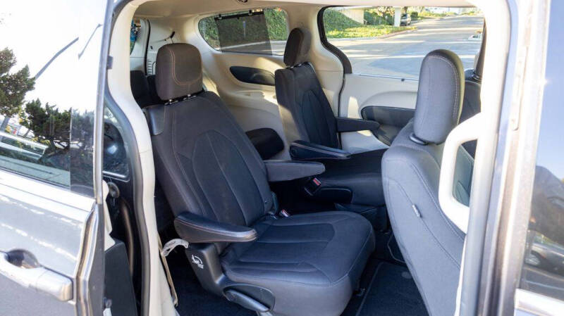 2017 Chrysler Pacifica Touring-L