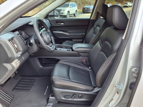 2025 Nissan Pathfinder SL