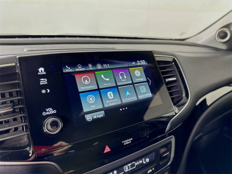 2019 Honda Pilot Touring w/Rear Captain's Chairs