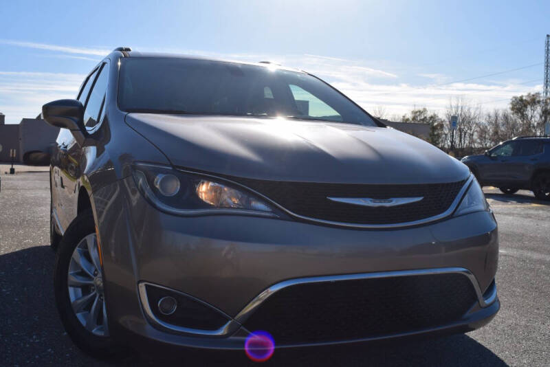 2017 Chrysler Pacifica Touring-L's photo