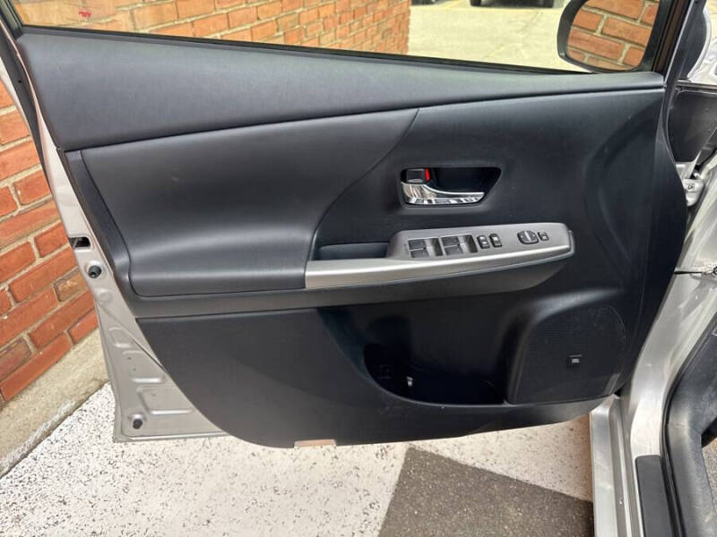2015 Toyota Prius v Five