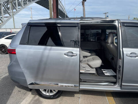 2015 Toyota Sienna XLE 7-Passenger Auto Access Seat