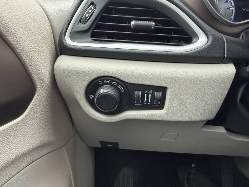2024 Chrysler Voyager LX